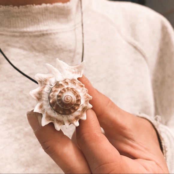 Y2K Shell Necklace - Picture 2 of 8